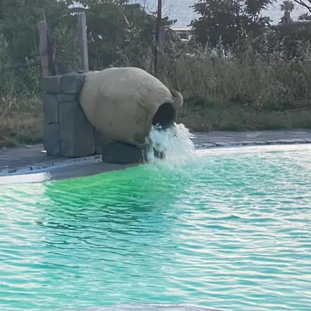 בית נופש Liuba Con Piscina E Sauna איסקיה