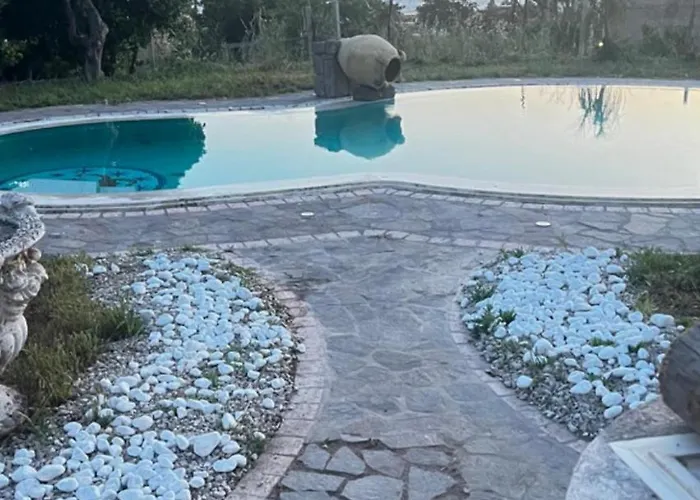 Liuba Con Piscina E Sauna * איסקיה